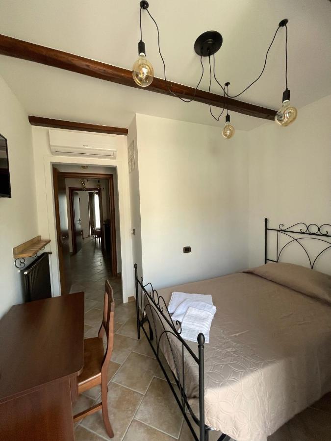 Bed and Breakfast La Vie En Rose Фонди Экстерьер фото