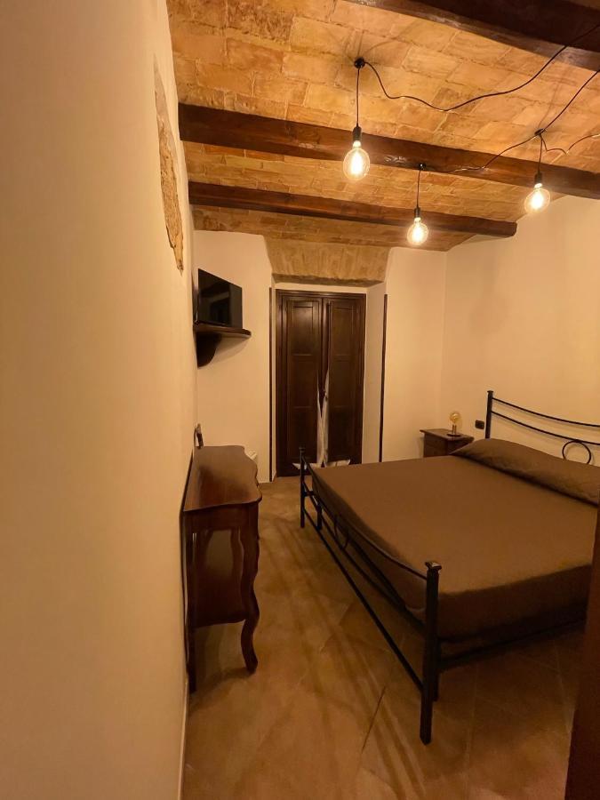 Bed and Breakfast La Vie En Rose Фонди Экстерьер фото